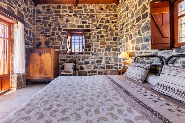 Traditional Stone House By The Sea... Kapetanianá المظهر الخارجي الصورة