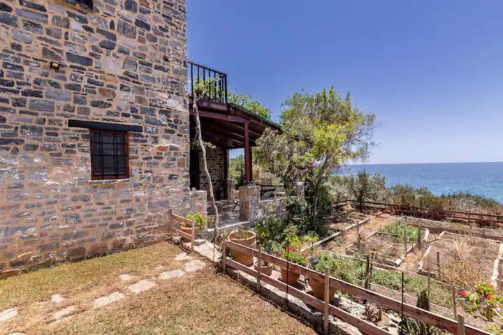 Traditional Stone House By The Sea... Kapetanianá المظهر الخارجي الصورة