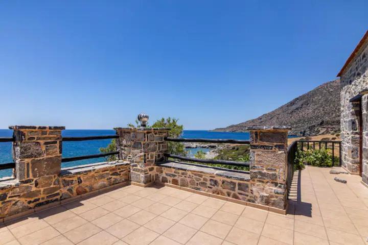 Traditional Stone House By The Sea... Kapetanianá المظهر الخارجي الصورة
